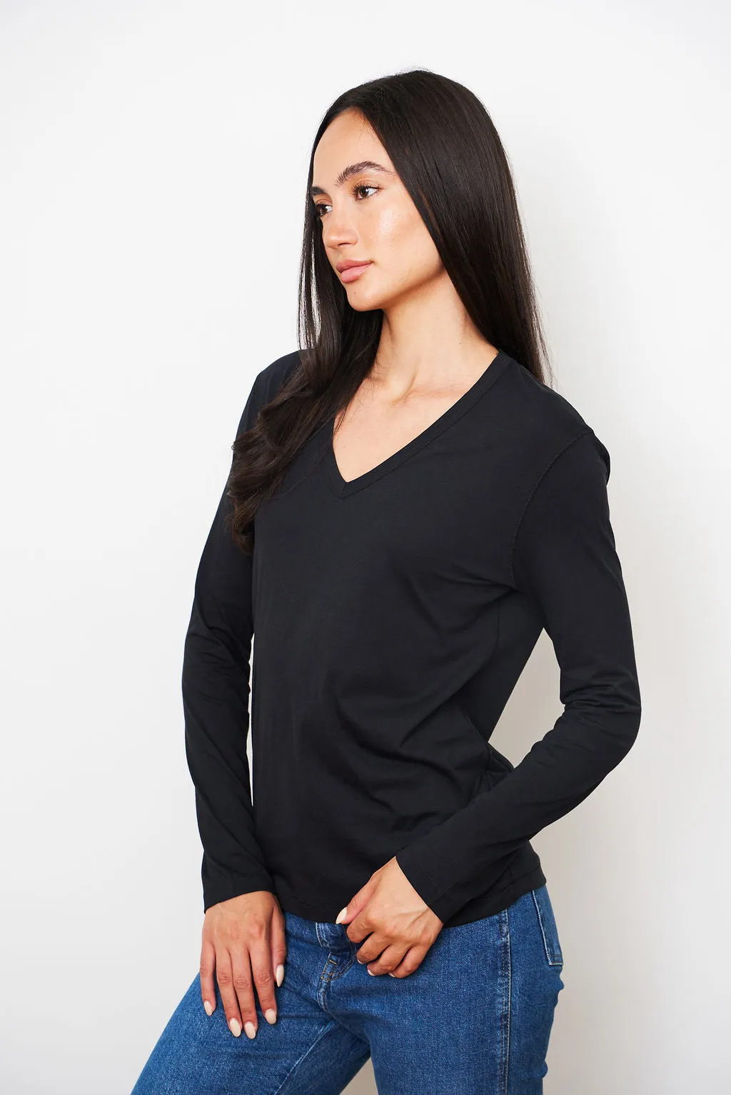 Lyocell Cotton Long Sleeve Semi Relaxed V-Neck in Noir