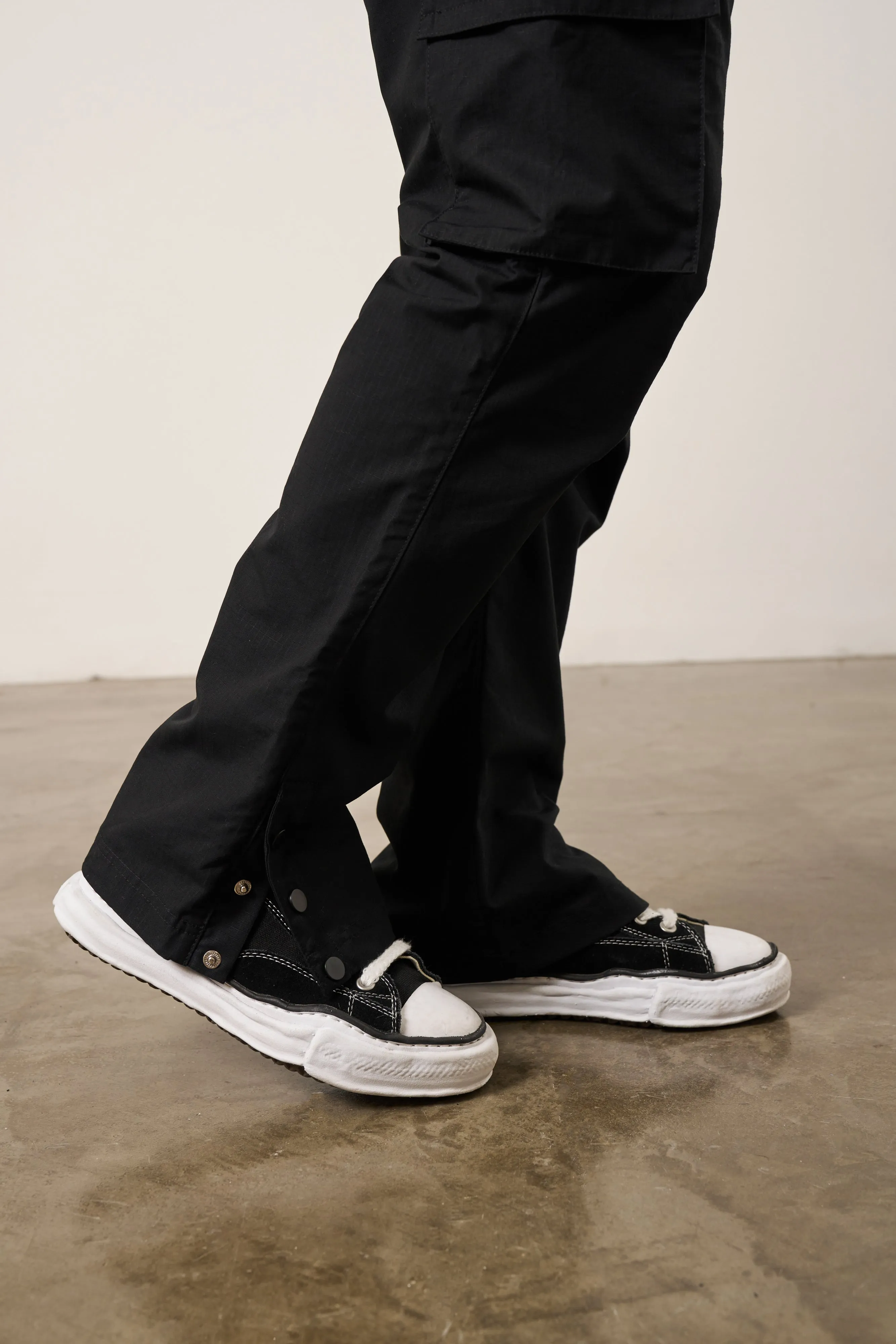 RIPSTOP RELAXED CARGO TROUSERS - BLACK