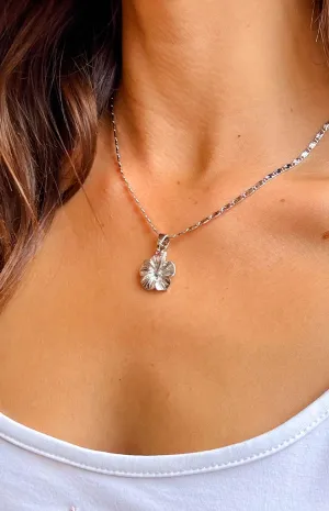 Skylee Silver Flower Necklace